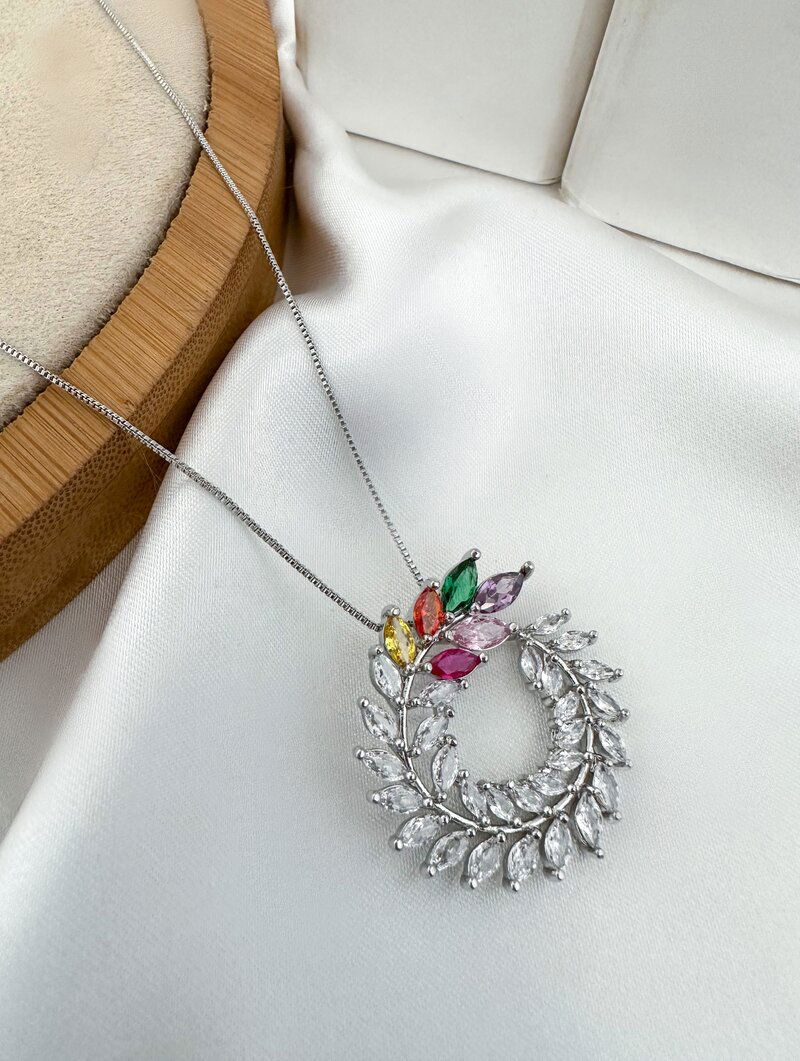 Colar Folheado a Ouro 18k e Prata Pingente Circulo Cravejado com Pedraria