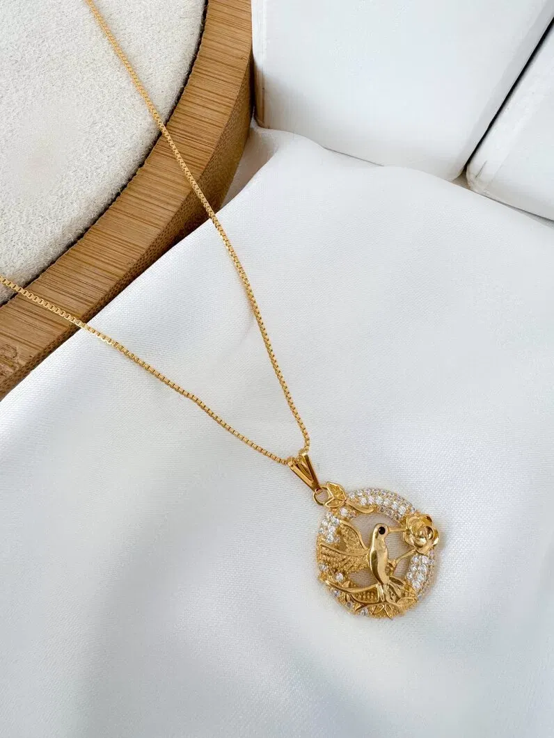 Colar folheado a ouro 18k e prata veneziana com pingente cravejado e beija flor