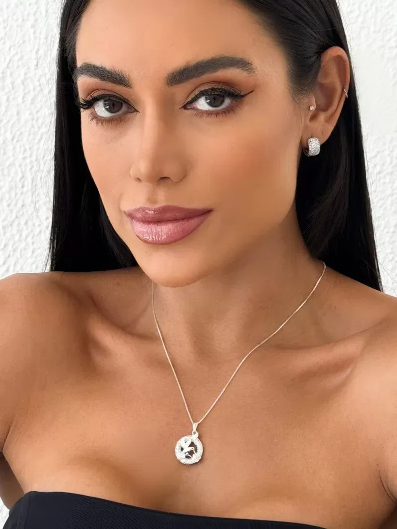 Colar folheado a ouro 18k e prata veneziana com pingente cravejado e beija flor