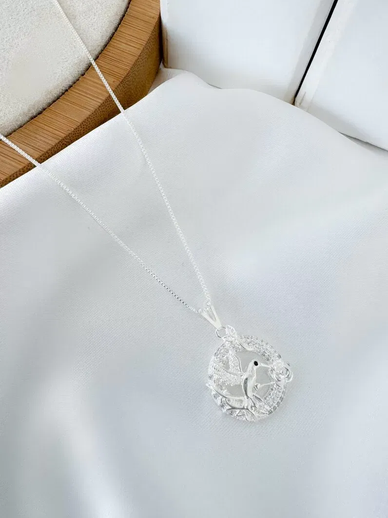 Colar folheado a ouro 18k e prata veneziana com pingente cravejado e beija flor