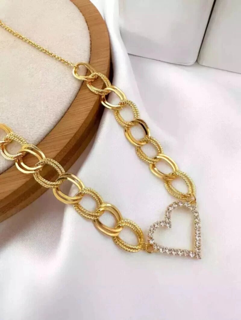 colar folheado a ouro 18k elo duplo com coração cravejado vazado.