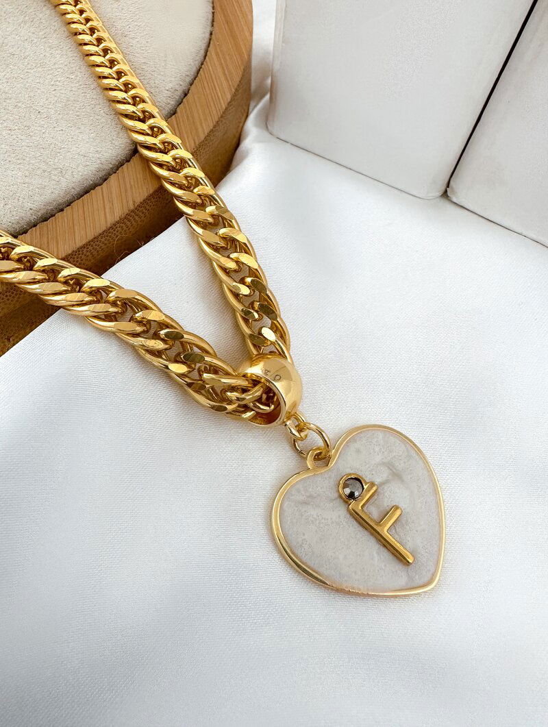 Colar Folheado a Ouro 18K Elo Grummet Coração Resinado Com Inicial