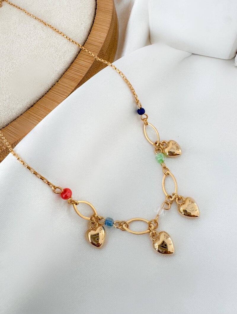 Colar Folheado a Ouro 18k Elos, Corações e Miçangas Coloridas