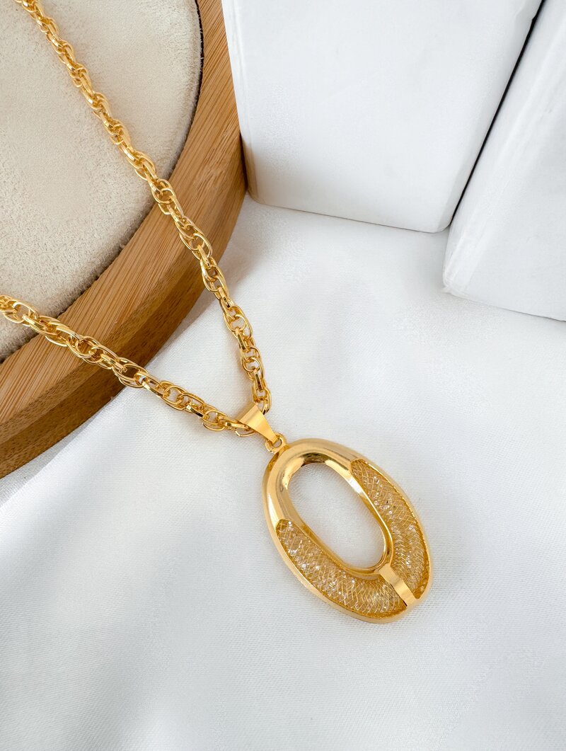 Colar Folheado a Ouro 18k Elos Entrelaçados com Pingente Oval com Cristais