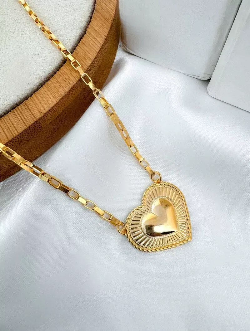 Colar Folheado a Ouro 18k Elos Quadrados com Coração Trabalhado