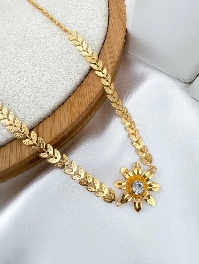 Colar Folheado a Ouro 18k Escamas Texturizadas com Flor