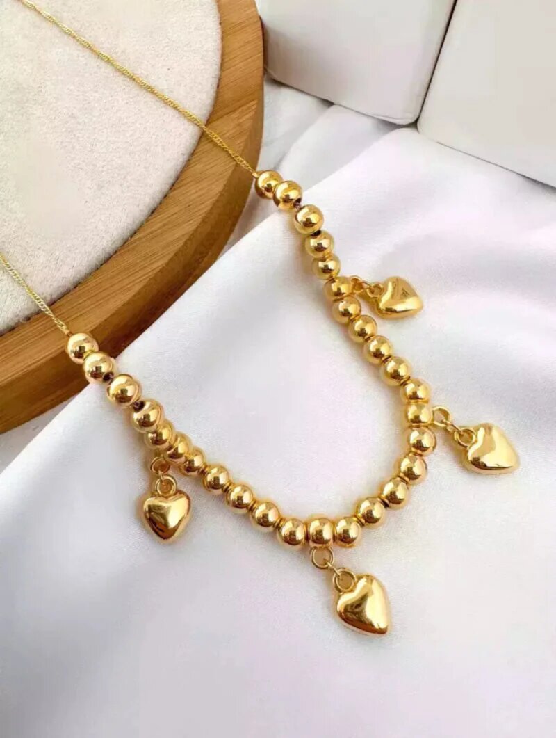 colar folheado a ouro 18k esferas com pingentes de coração.