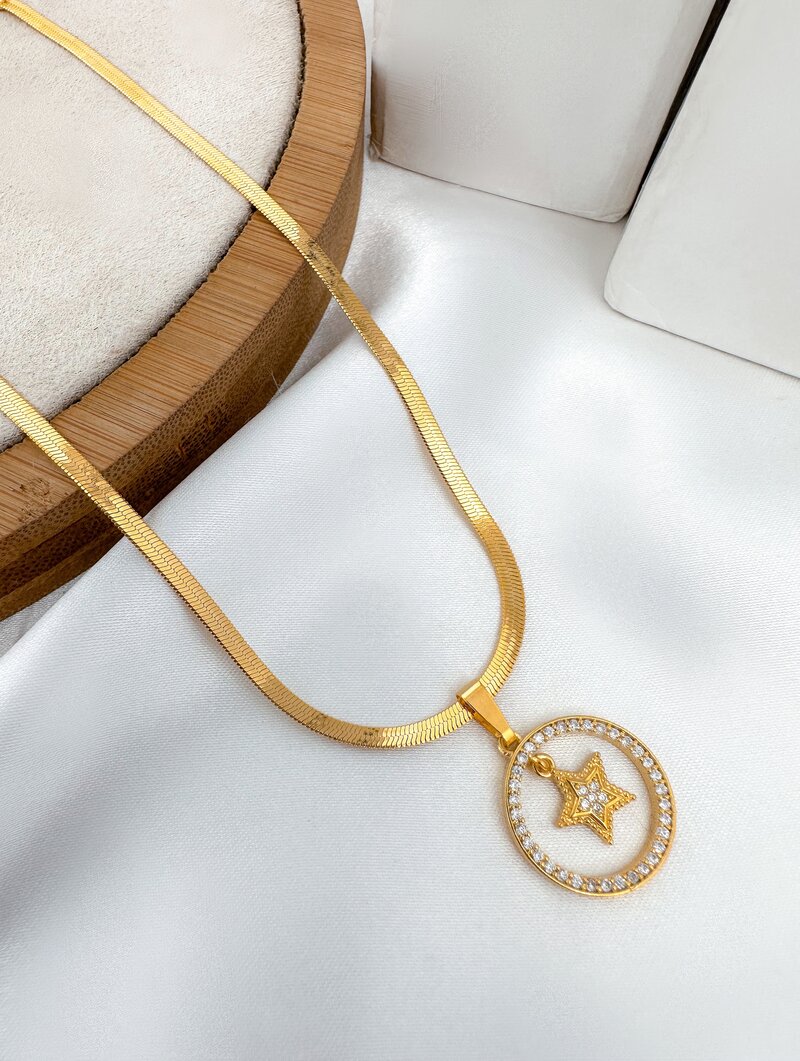Colar Folheado a Ouro 18k Fita Laminada com Circulo Cravejado e Estrela