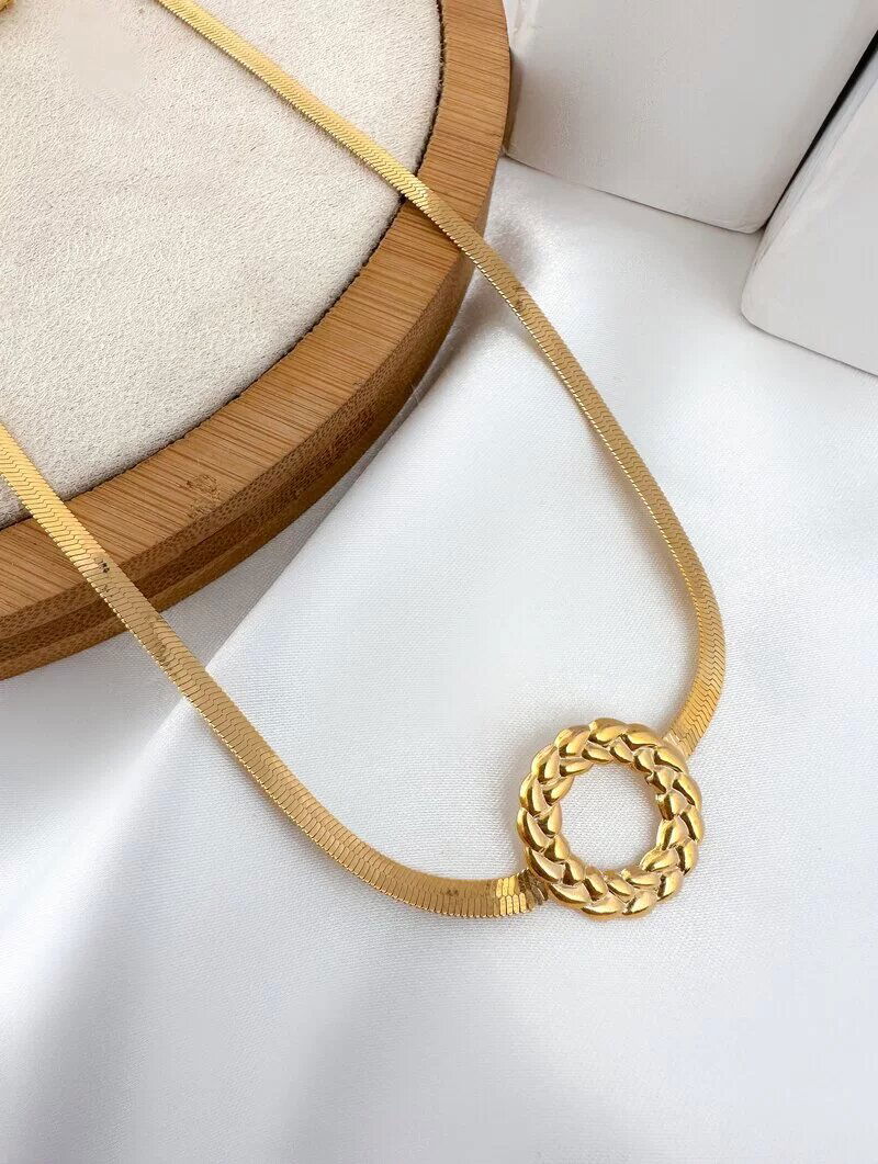 Colar Folheado a Ouro 18k Fita Laminada com Circulo Vazado Design Trançado