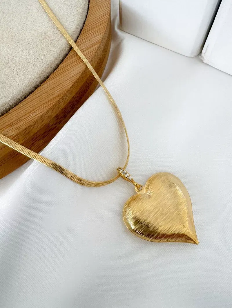 Colar Folheado a Ouro 18k Fita Laminada com Coração Escovado
