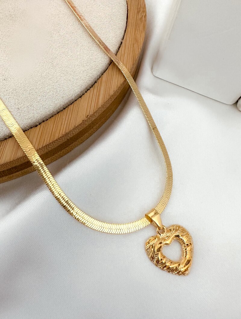 Colar Folheado a Ouro 18k Fita Laminada com Coração Trabalhado
