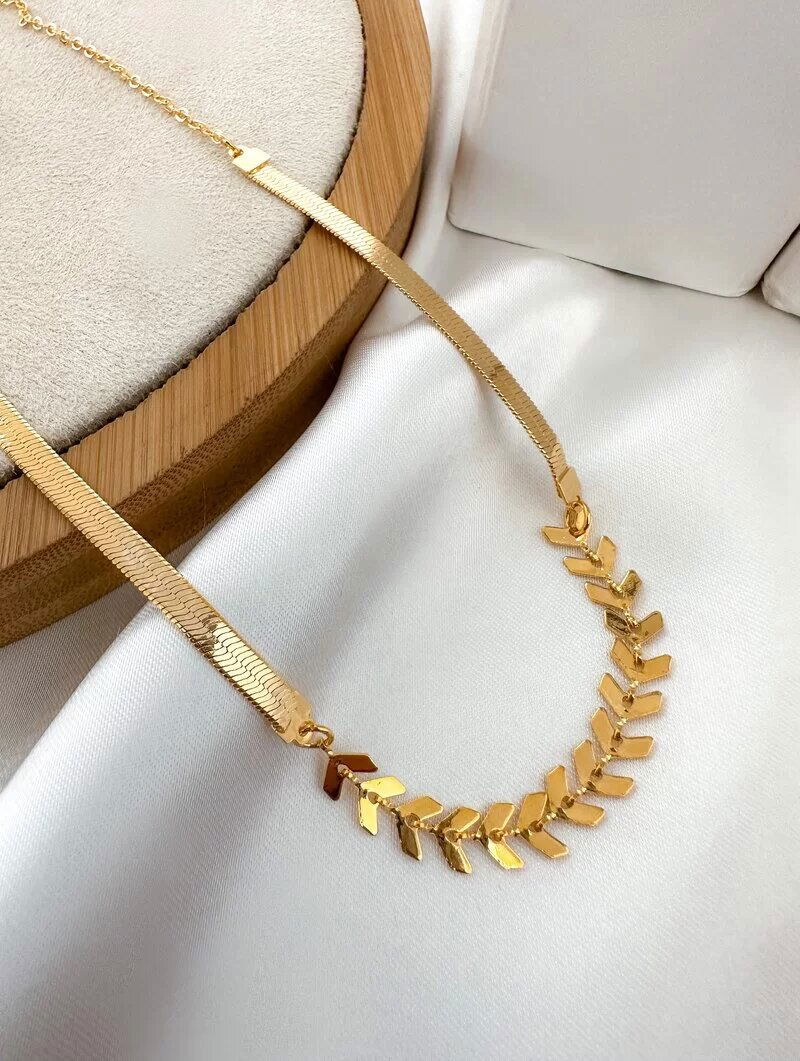 Colar Folheado a Ouro 18k Fita Laminada com Escamas Central