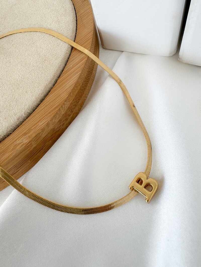 Colar Folheado a Ouro 18k Fita Laminada com Inicial