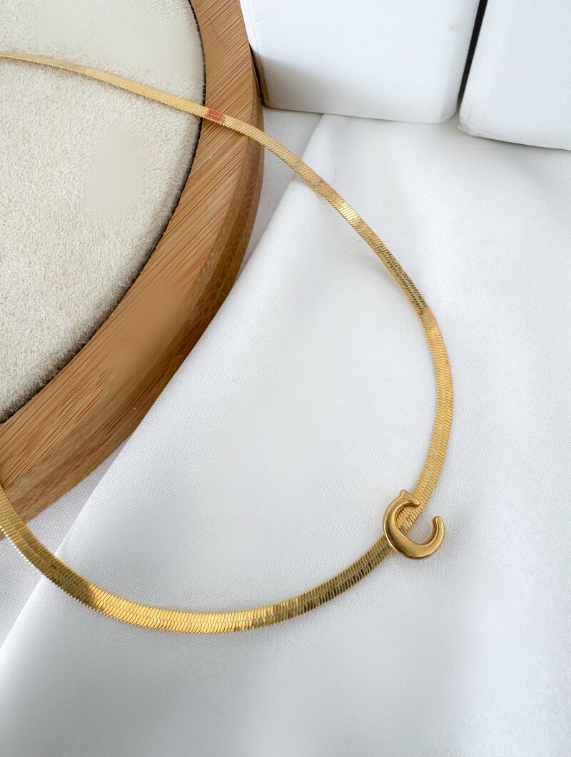 Colar Folheado a Ouro 18k Fita Laminada com Inicial