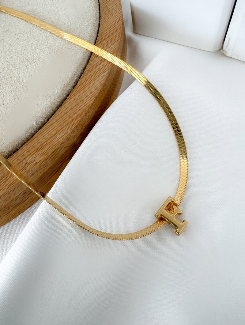 Colar Folheado a Ouro 18k Fita Laminada com Inicial