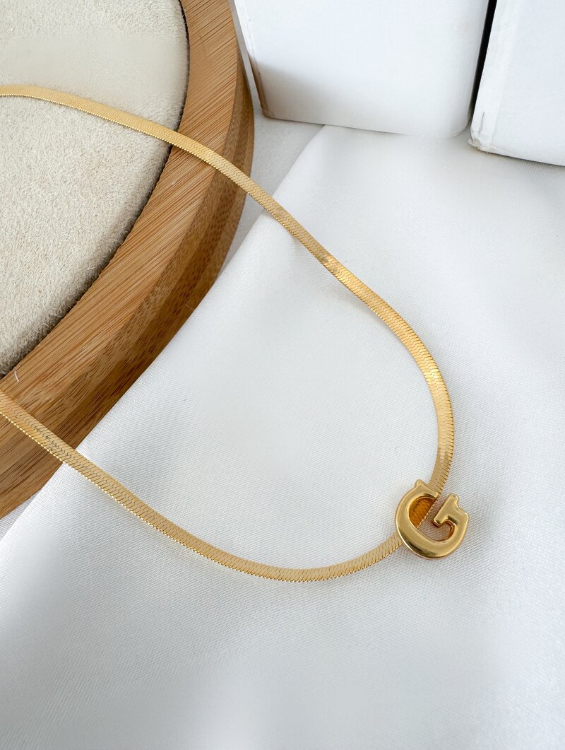 Colar Folheado a Ouro 18k Fita Laminada com Inicial