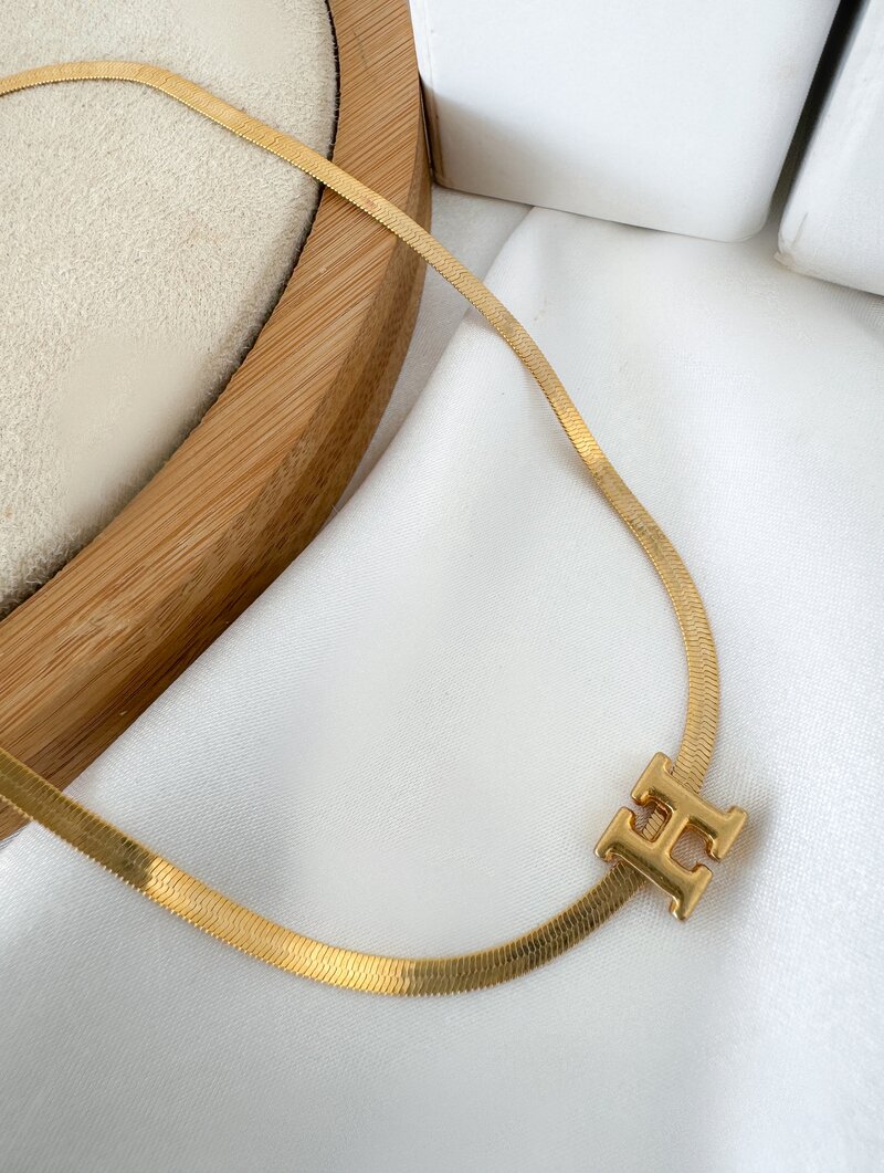 Colar Folheado a Ouro 18k Fita Laminada com Inicial