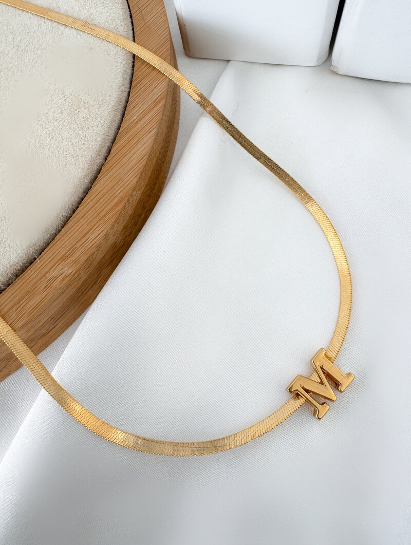 Colar Folheado a Ouro 18k Fita Laminada com Inicial