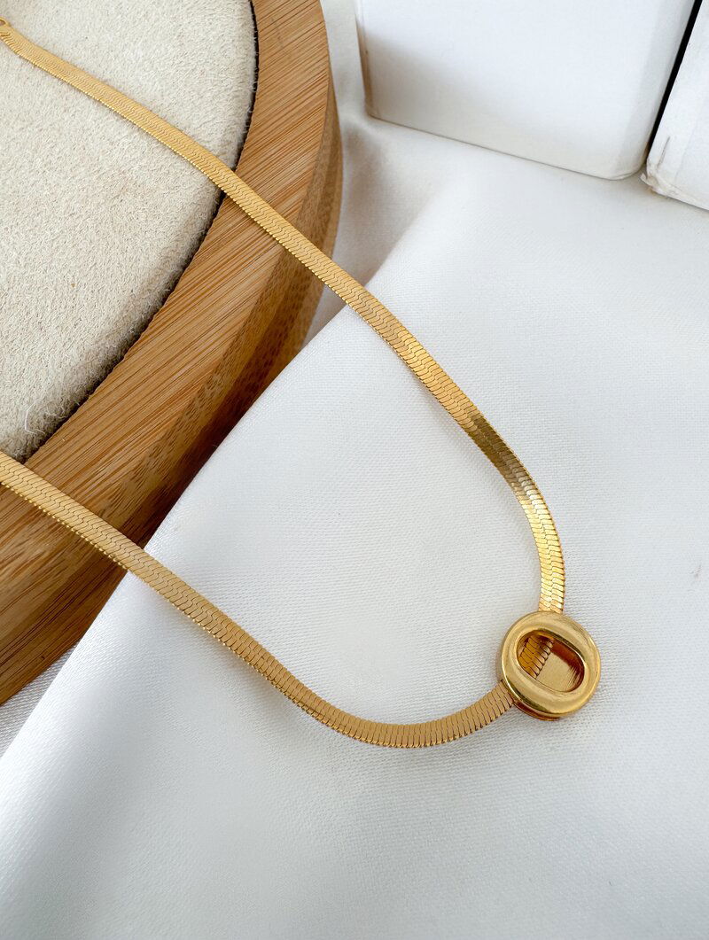 Colar Folheado a Ouro 18k Fita Laminada com Inicial