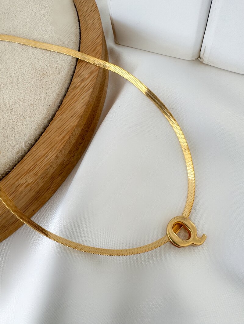 Colar Folheado a Ouro 18k Fita Laminada com Inicial