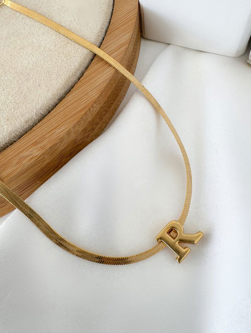 Colar Folheado a Ouro 18k Fita Laminada com Inicial