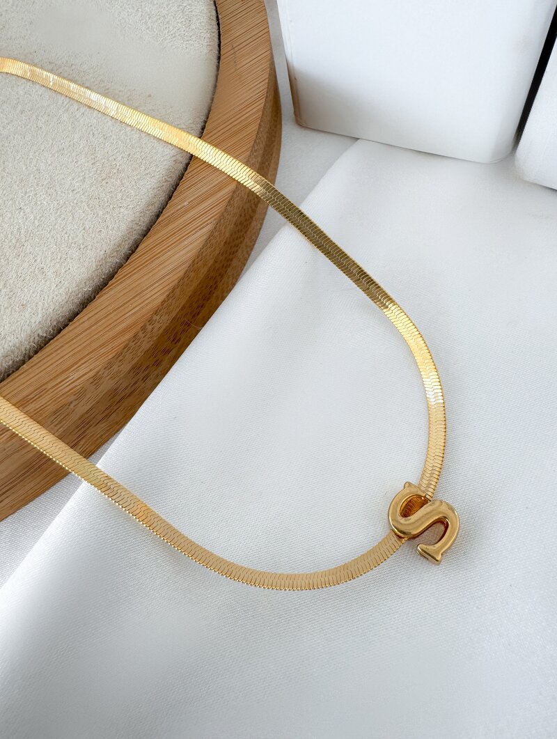 Colar Folheado a Ouro 18k Fita Laminada com Inicial