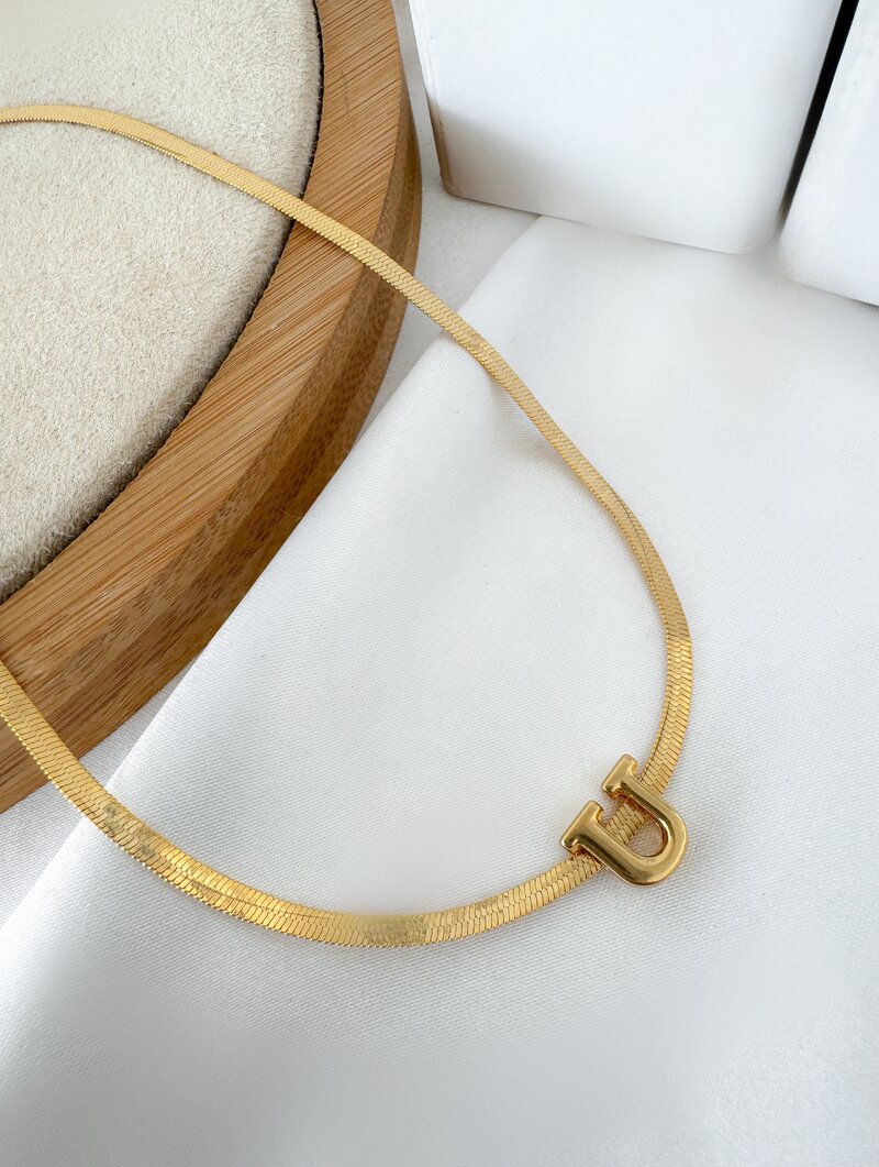Colar Folheado a Ouro 18k Fita Laminada com Inicial