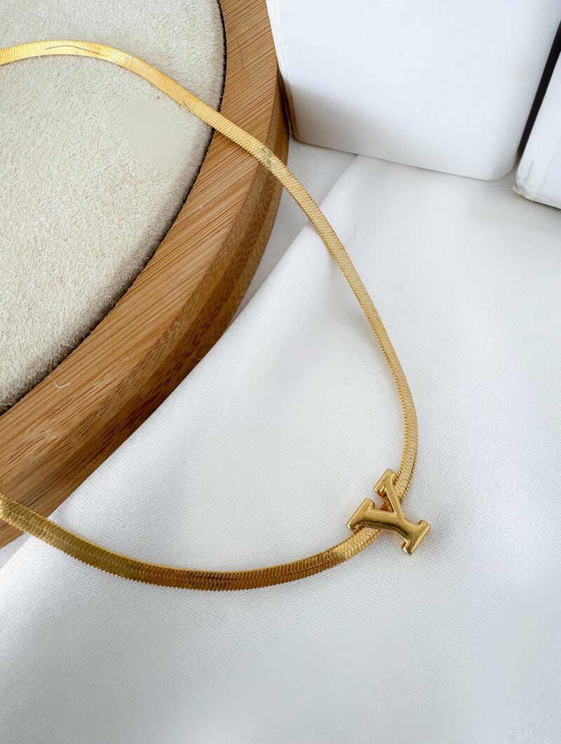 Colar Folheado a Ouro 18k Fita Laminada com Inicial
