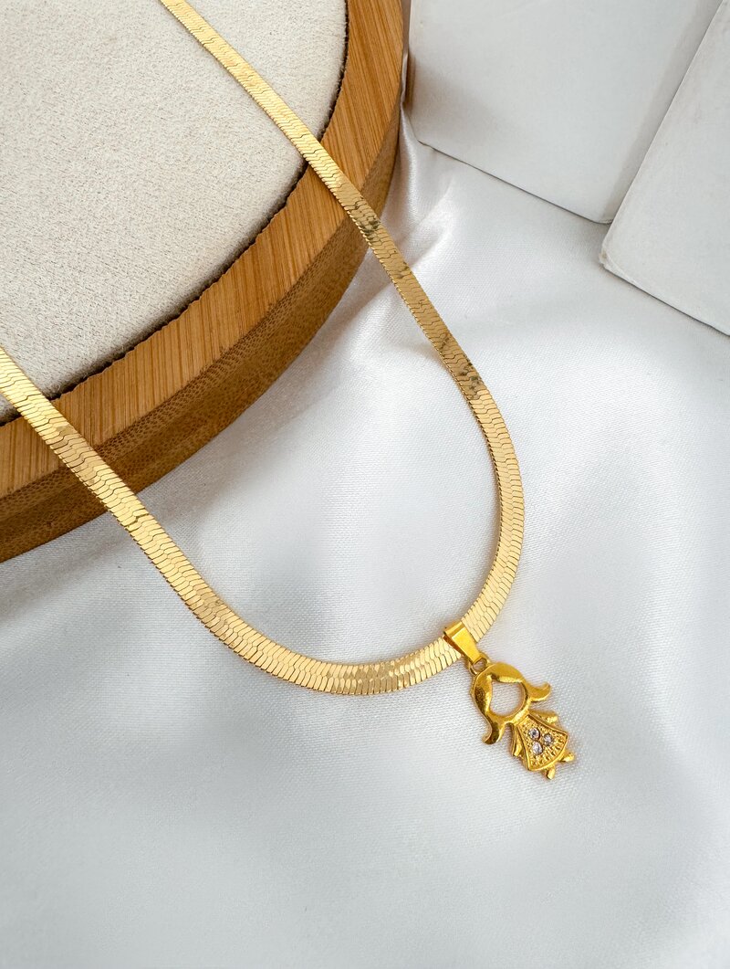 Colar Folheado a Ouro 18k Fita Laminada com Pingente Menina