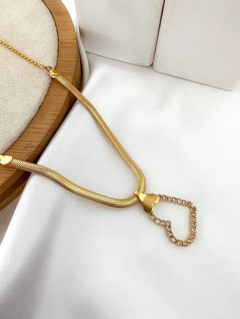 Colar Folheado a Ouro 18k Malha com Coração Cravejado