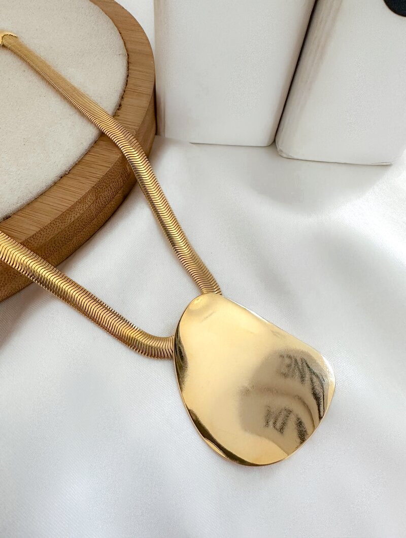 Colar Folheado a Ouro 18k Malha com Pingente Martelado Liso