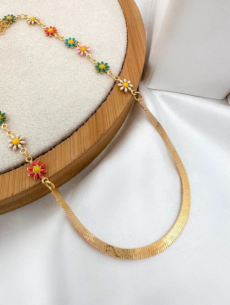 Colar Folheado a Ouro 18k Margaridas Coloridas com Fita Laminada