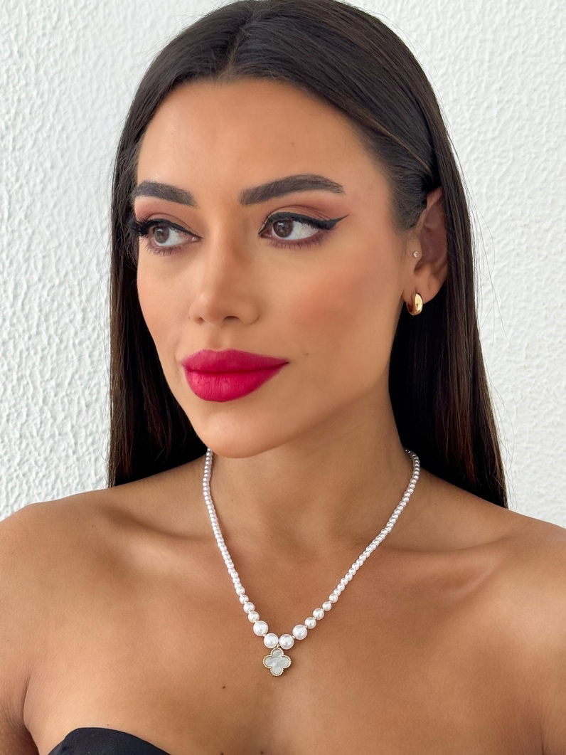 Colar Folheado a Ouro 18k Perolas e Pingente Inspiração Vg. Cravejado e Resinado