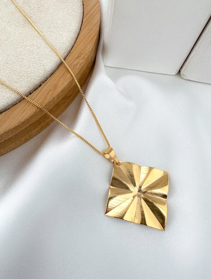 Colar Folheado a Ouro 18k Pingente Geométrico Martelado