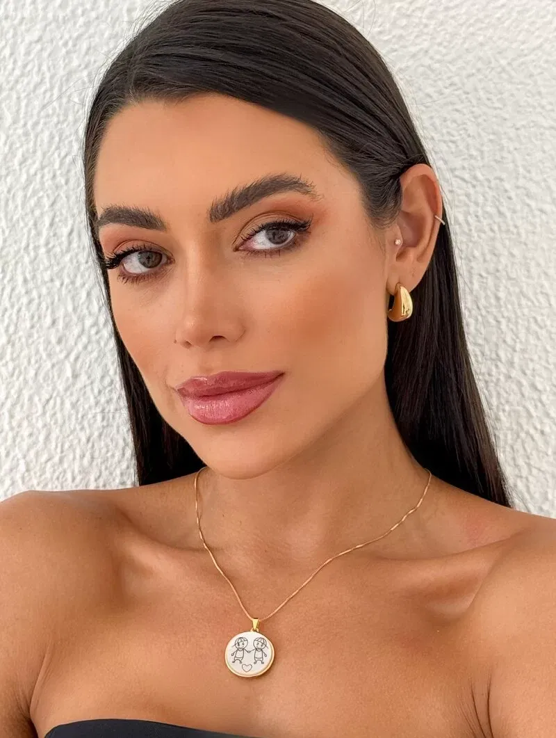 Colar Folheado a Ouro 18k Pingente Madrepérola com Criança