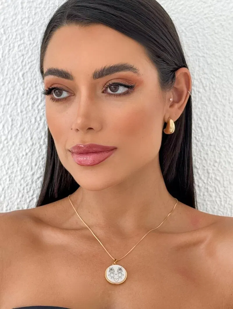 Colar Folheado a Ouro 18k Pingente Madrepérola com Criança