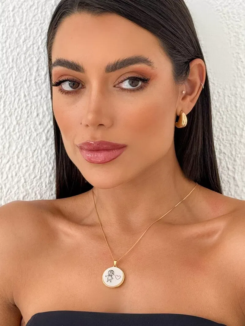 Colar Folheado a Ouro 18k Pingente Madrepérola com Criança