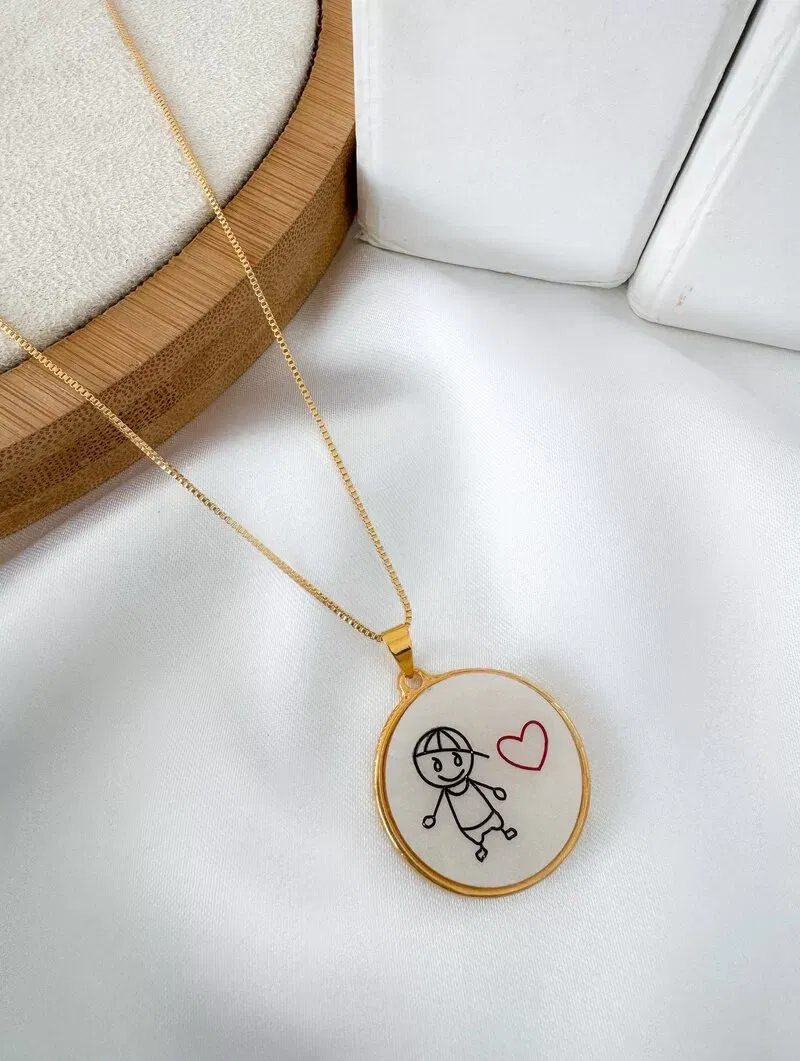 Colar Folheado a Ouro 18k Pingente Madrepérola com Criança