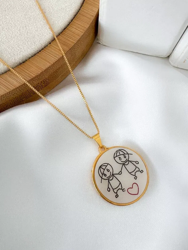 Colar Folheado a Ouro 18k Pingente Madrepérola com Criança