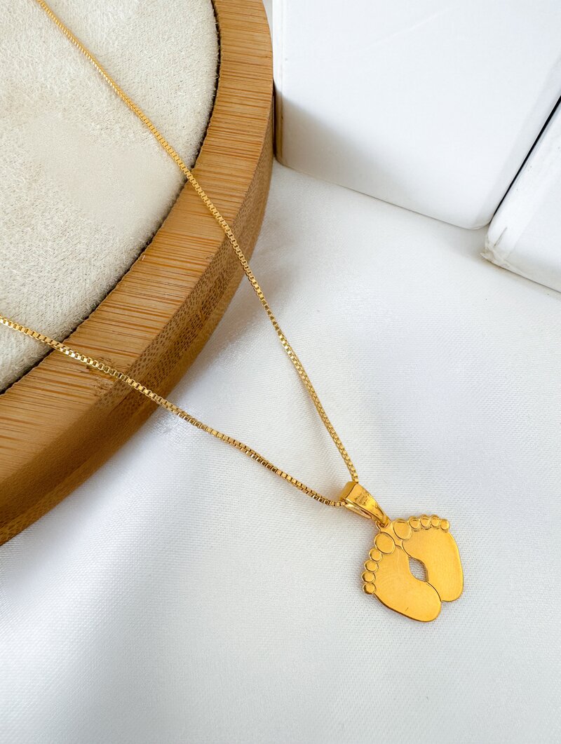 Colar Folheado a Ouro 18k Pingente Pezinhos