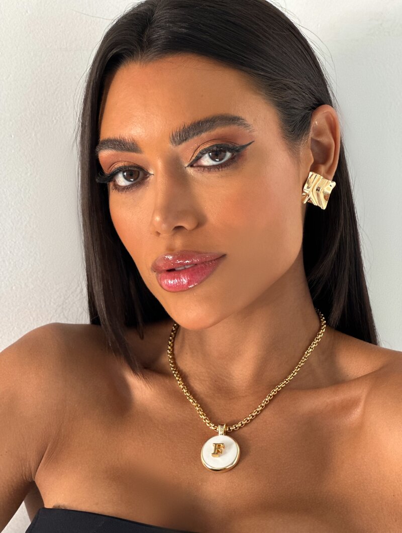 Colar Folheado a Ouro 18k Pingente Resinado Branco Inicial