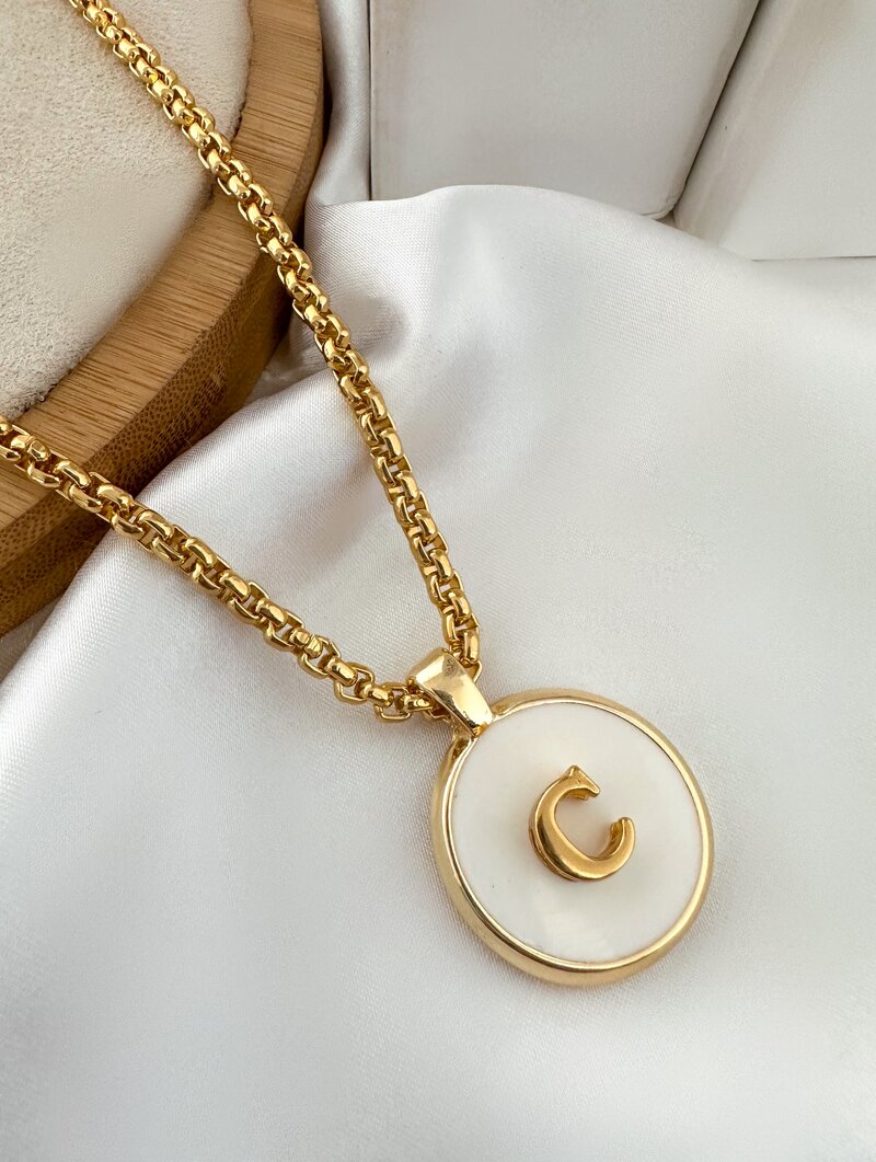 Colar Folheado a Ouro 18k Pingente Resinado Branco Inicial