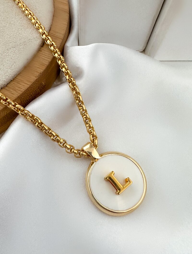 Colar Folheado a Ouro 18k Pingente Resinado Branco Inicial