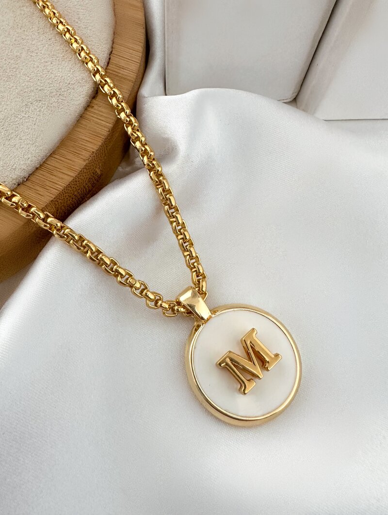 Colar Folheado a Ouro 18k Pingente Resinado Branco Inicial