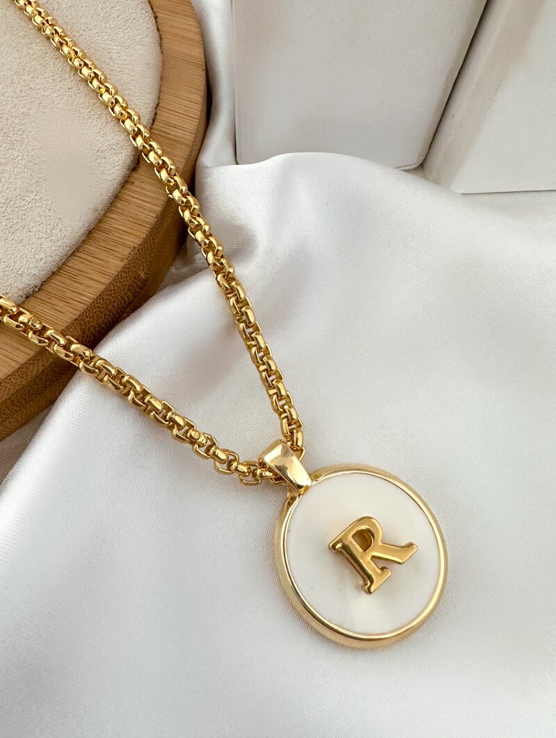 Colar Folheado a Ouro 18k Pingente Resinado Branco Inicial