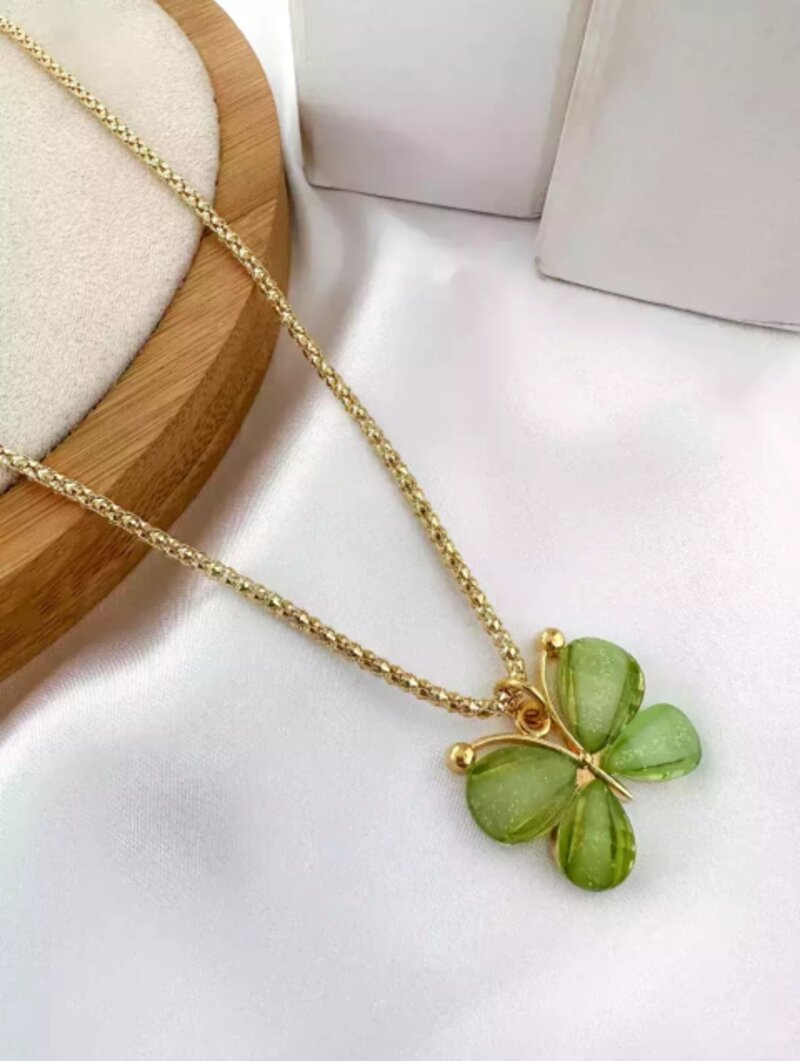 COLAR FOLHEADO A OURO 18K RABO DE TATU BORBOLETA COM PEDRARIA.