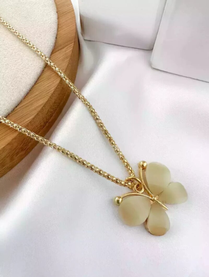 COLAR FOLHEADO A OURO 18K RABO DE TATU BORBOLETA COM PEDRARIA.