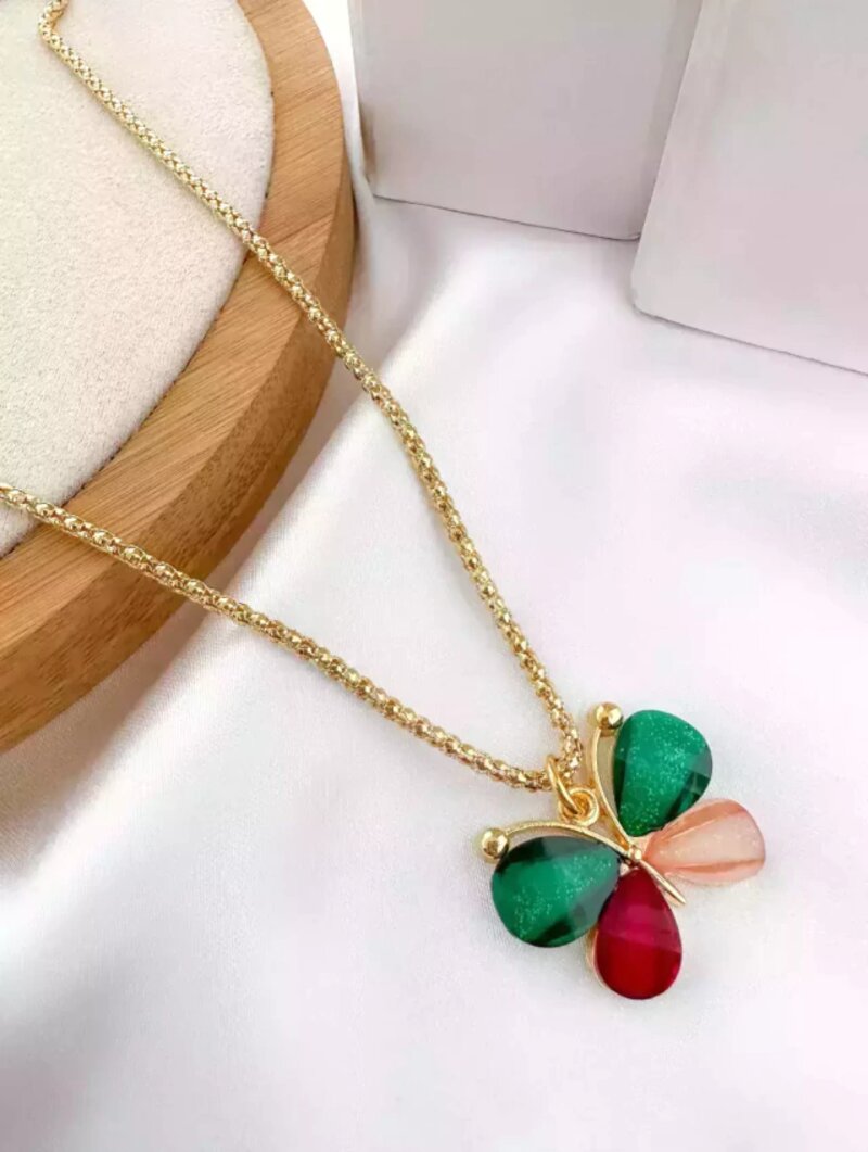 COLAR FOLHEADO A OURO 18K RABO DE TATU BORBOLETA COM PEDRARIA.