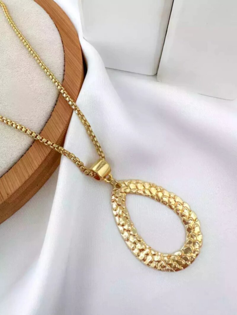 COLAR FOLHEADO A OURO 18K RABO DE TATU COM GOTA TEXTURIZADA.