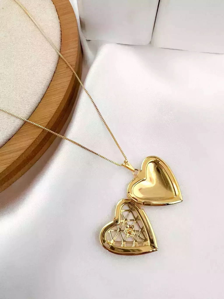 colar folheado a Prata 18k relicário coração detalhe vazado. Prata